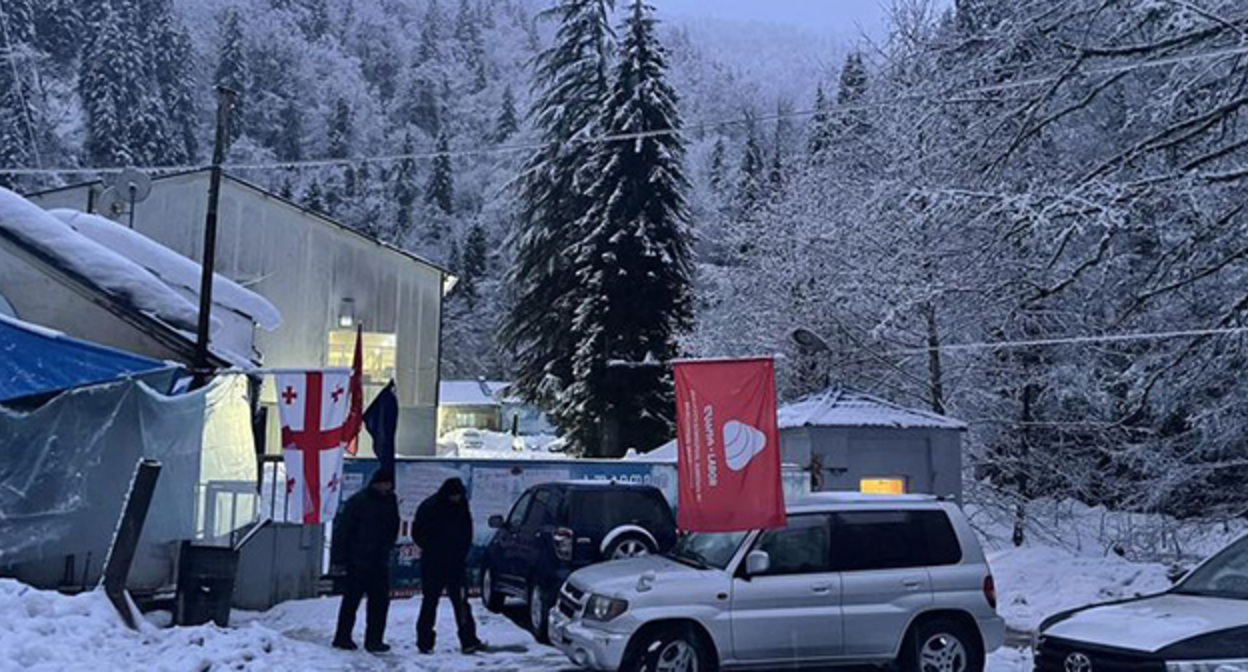 На месте забастовки работников "Саирме". Фото: https://www.newsgeorgia.ge/bastujushhie-rabotniki-zavoda-po-rozlivu-vody-sairme-trebujut-vstrechi-s-pravitelstvom/?fbclid=IwAR3ytaVWI3bRdgSGy8i9cGhSmlNPs593ujBOU_rfMWSVf9hET1RPu9lng9w