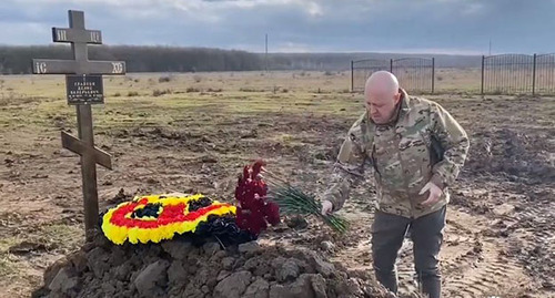 Евгений Пригожин возле могилы бойца в Краснодарском крае. Скринш от видео ria.ru https://t.me/rian_ru/190453