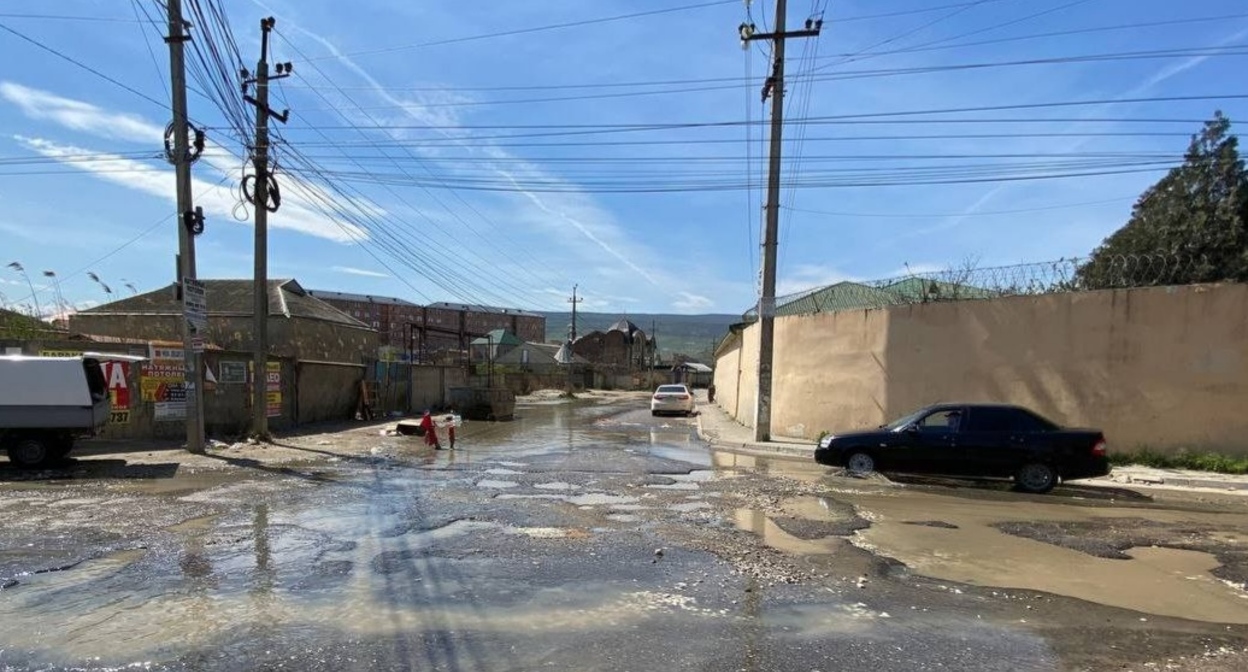 Лужи на улице в Махачкале. Фото из телеграм-канала Ризвана Газимагомедова https://t.me/rizvangazimagomedov/1567