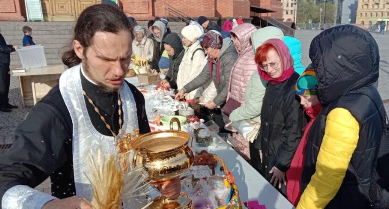 Освящение пасхальных куличей и яиц у кафедрального собора в Волгограде. Фото Вячеслава Ященко для "Кавказского узла".