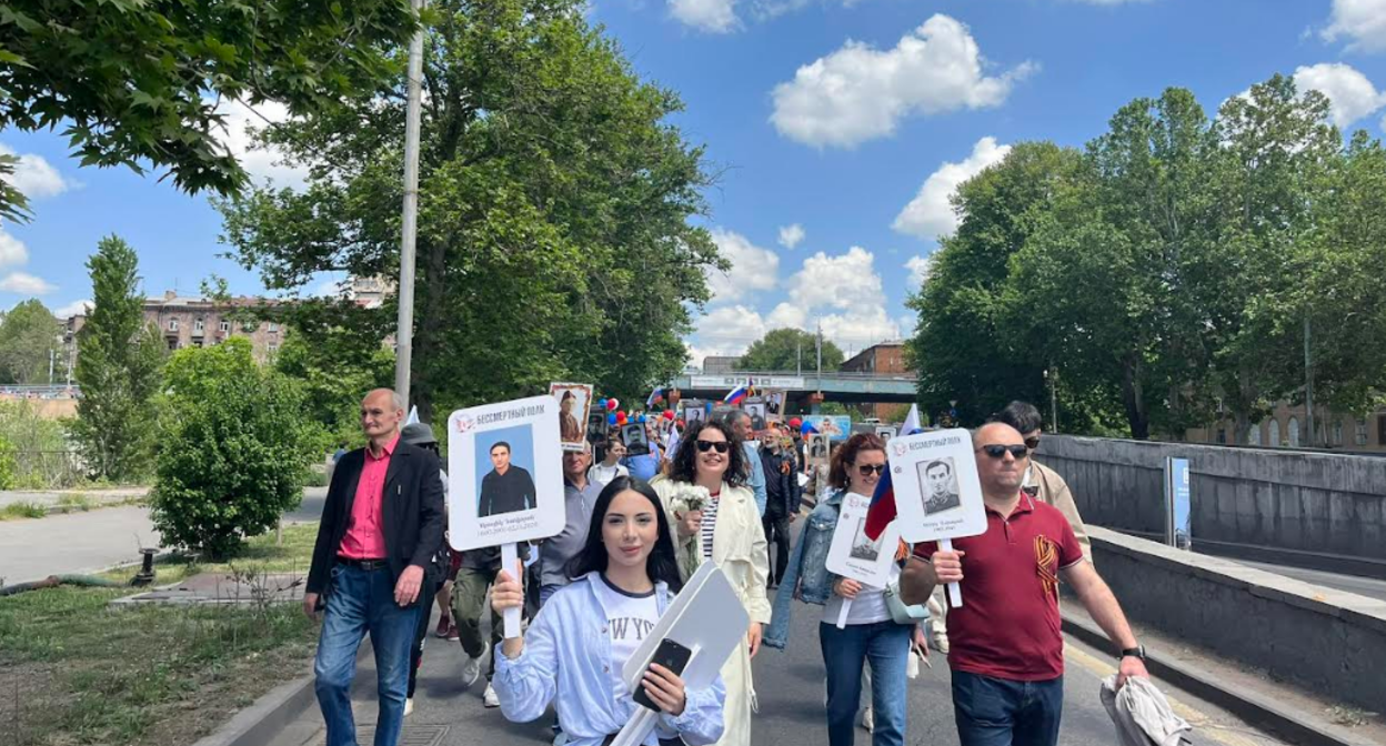 Участники акции "Бессмертный полк" в Ереване. Фото Тиграна Петросяна для "Кавказского узла".