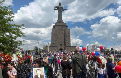 Жители Еревана у монумента Мать-Армения. Фото Тиграна Петросяна для "Кавказского узла".