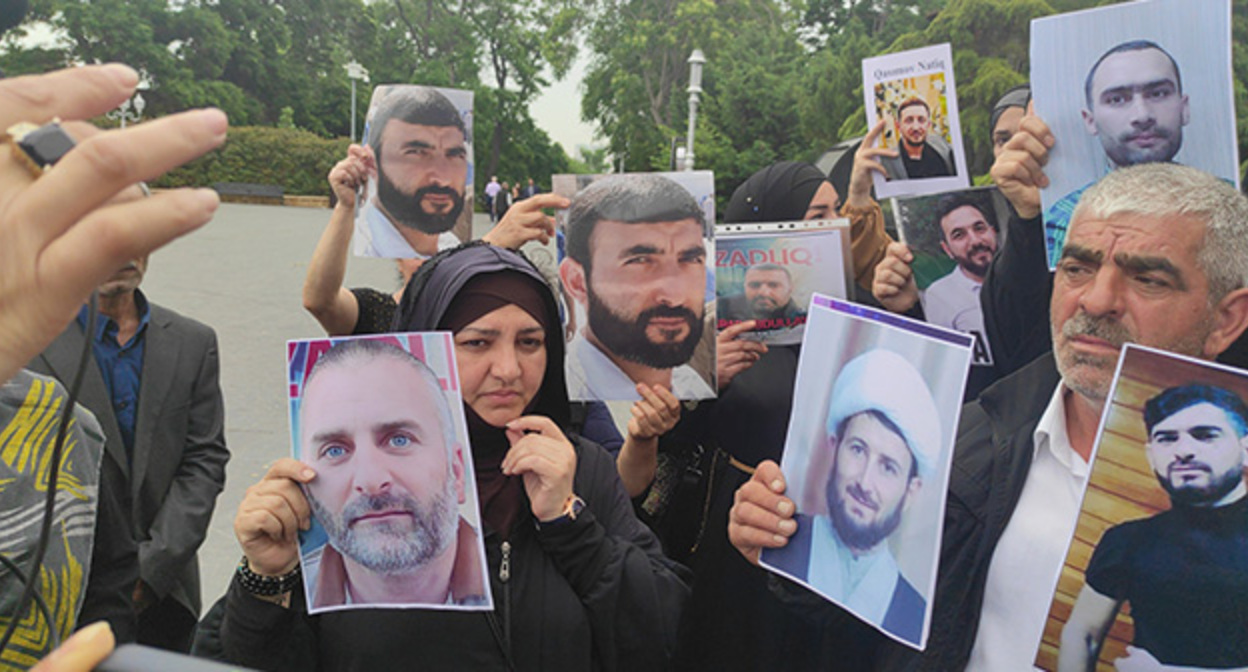 Родные арестованных во время акции протеста в Баку. 26 мая 2023 года. Фото: Фаик Меджид, источник, корреспондент "Кавказского узла"