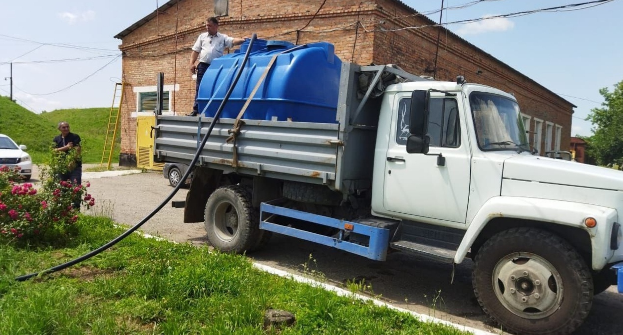 Водовозка в Прохладном. Фото: пресс-служба администрации Прохладного https://t.me/admproh/7552