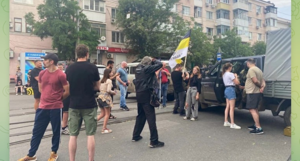 Люди фотографируются на фоне техники ЧВК "Вагнер" в центре Ростова-на-Дону. 24 июня 2023 года. Скриншот публикации 161.ru https://t.me/news161ru/33845