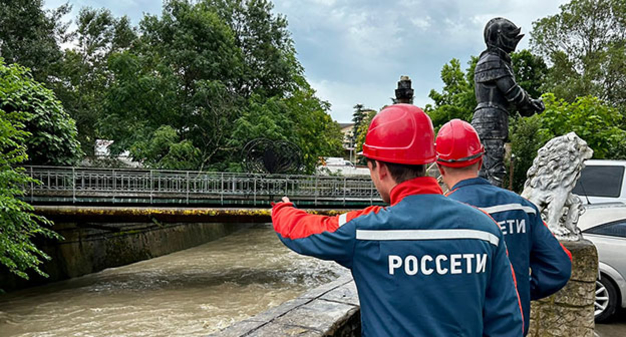 Сотрудники Россетей устраняют последствия потопа в водоохранной зоне. Фото Светланы Кравченко для "Кавказского узла"