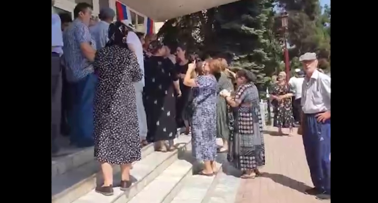 Участники акции в Избербаше, стоп-кадр видео https://t.me/dagestanRD/34435