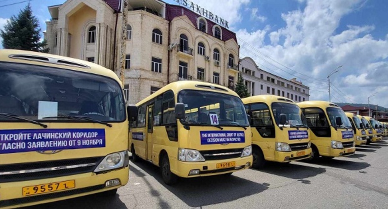 Автобусы на площади Возрождения в Степанакерте, 3 августа 2023 года. Фото Алвард Григорян для "Кавказского узла".