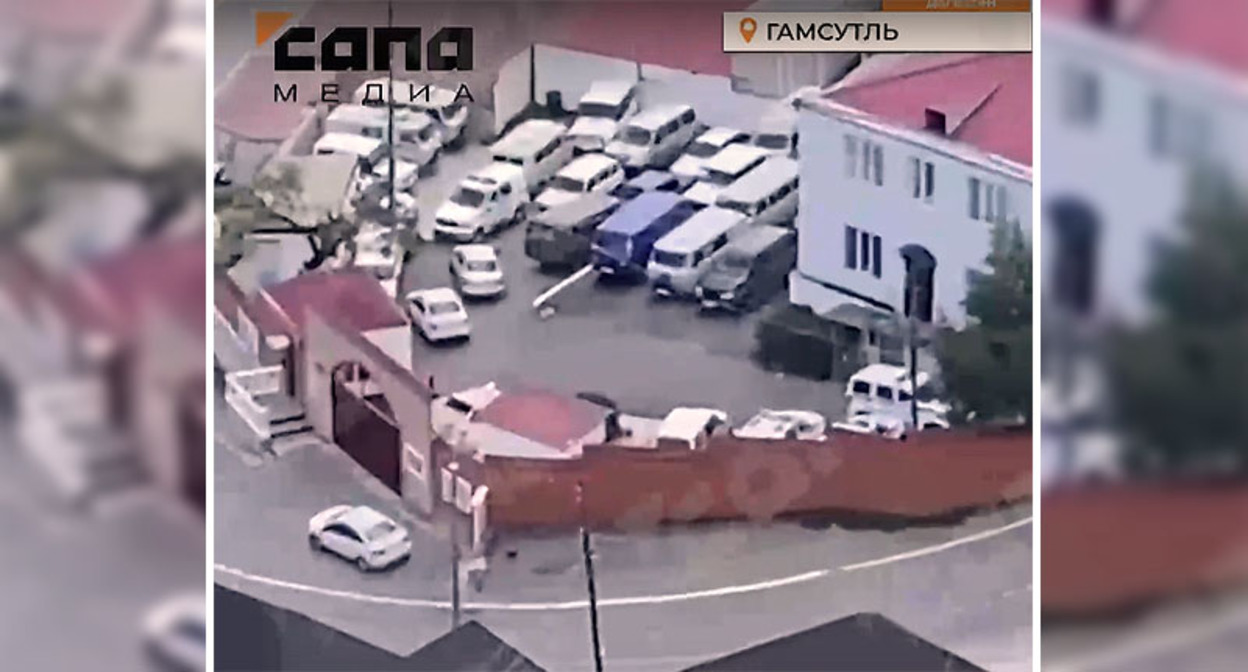 Изъятые у жителей Гунибского района автомобили. Стопкадр из видео https://vk.com/wall-108870974_735696