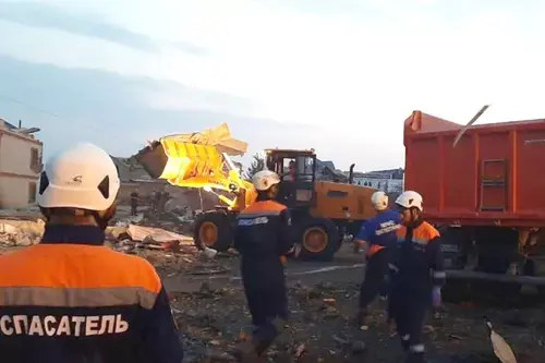 На месте взрыва в автосервисе в Махачкале. Фото: пресс-служба МЧС РФ