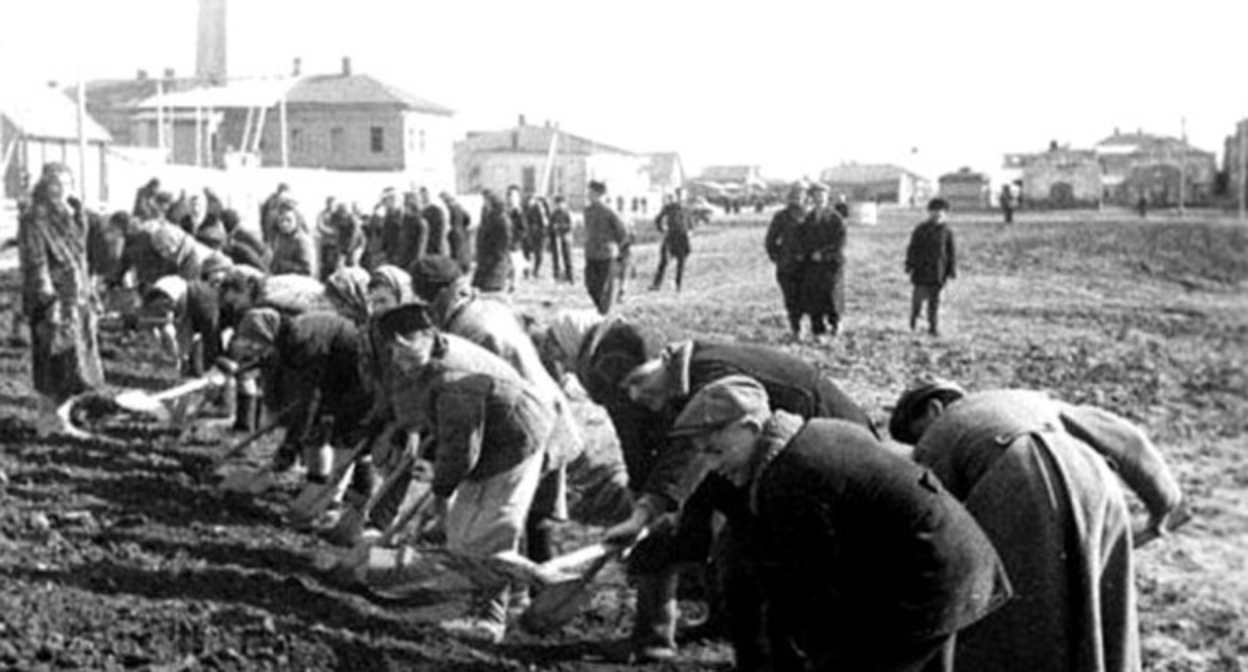 Выполнение тяжелой физической работы репрессированными. 1943-1944 гг. Фото http://www.riakchr.ru/ko-dnyu-deportatsii-karachaevskogo-naroda-shkolnikov-urupskogo-rajona-poznakomili-s-istoriej-repressirovannykh-narodov/