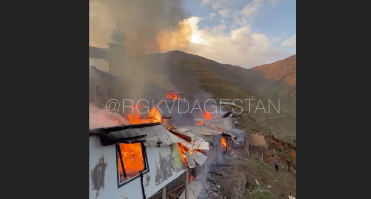 Пожар в селе Хутрах. Скриншот видео РГВК "Дагестан" от 30.09.23, https://t.me/RGVKDAGESTAN/24913.