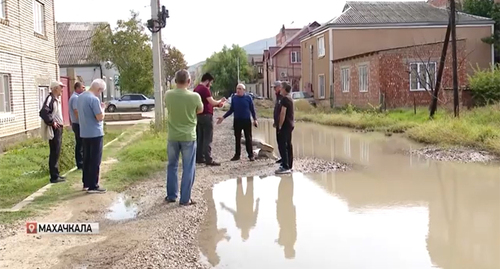 Жильцы улицы Барият Мурадовой в Махачкале. Стопкадр из видео https://www.youtube.com/watch?v=EZp-9NjRuLE