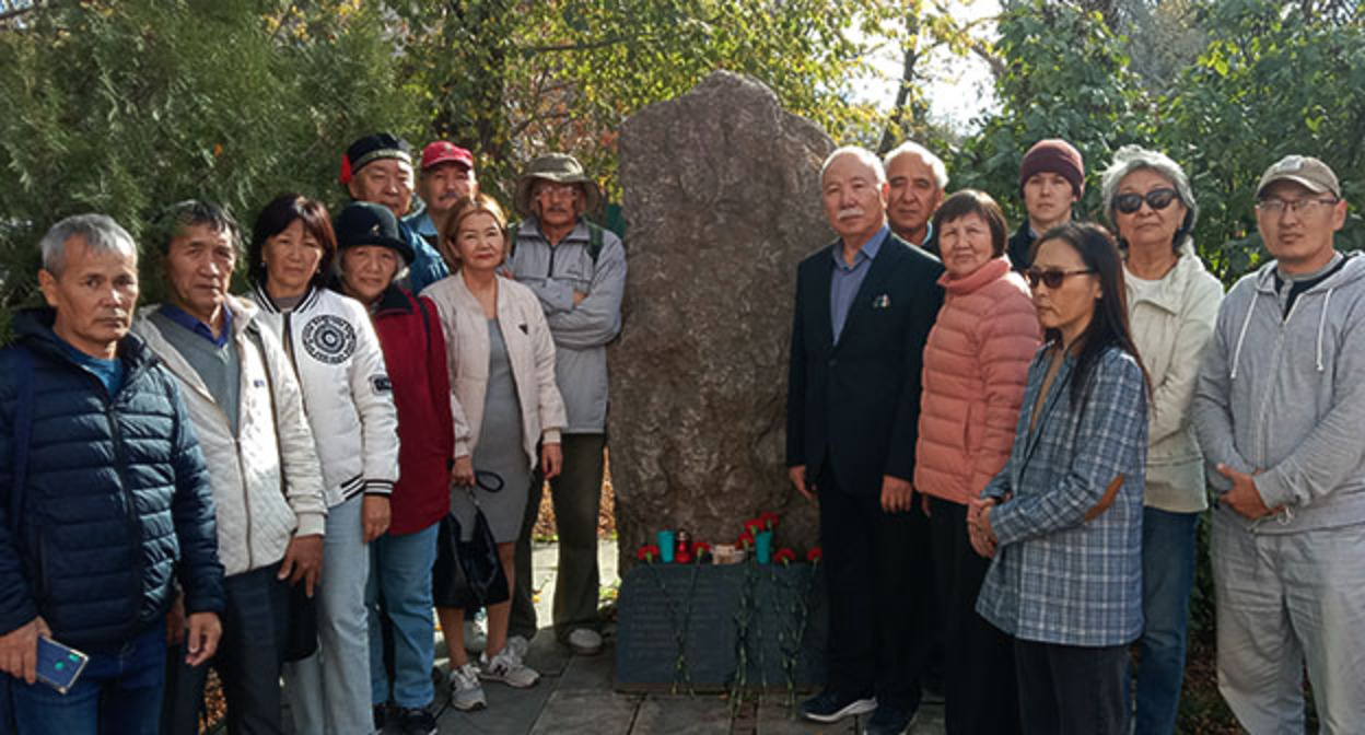 Элистинские активисты на акции памяти. 30 октября 2023 г. Фото Вячеслава Ященко для "Кавказского узла"