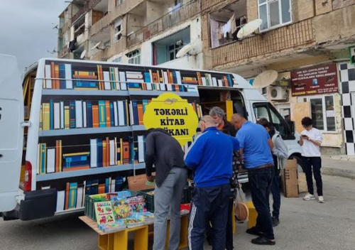 Социальный проект "Книжный киоск на колесах" в работе. Фото предоставлено "Кавказскому узлу" Нигяр Кочярли.