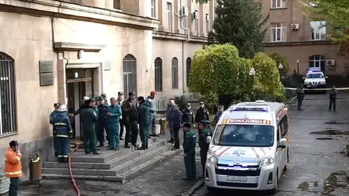 Взрыв и пожар в Ереванском госуниверситете. Фото: https://360tv.news/news/mir/odin-chelovek-pogib-pri-vzryve-v-erevanskom-gosuniversitete/ YouTube