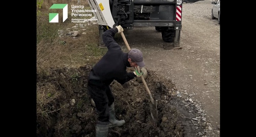 Устранение последствий аварии на водопроводе в Чегеме. Кадр видео ЦУР Кабардино-Балкарии https://t.me/tsur_07/2203