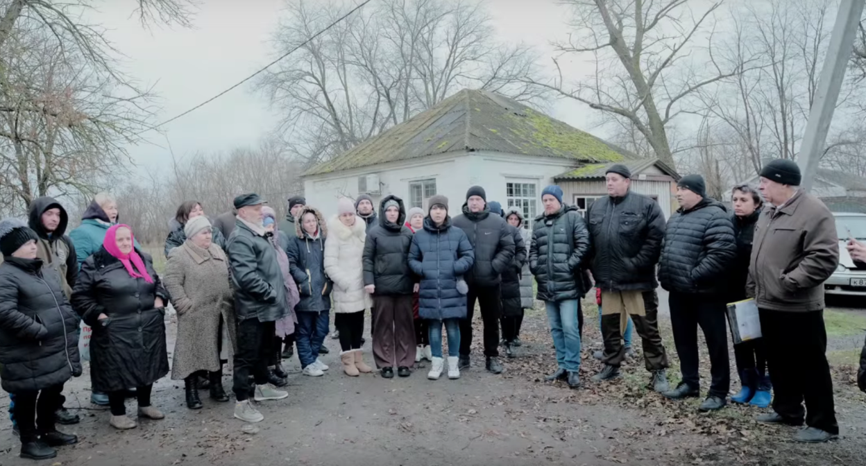 Обращение жителей поселка Зеленый к Путину. Скриншот видео из сообщества "ВКонтакте" Azak Tv от 08.12.23, https://vk.com/azak_tv?w=wall-148824244_1630
