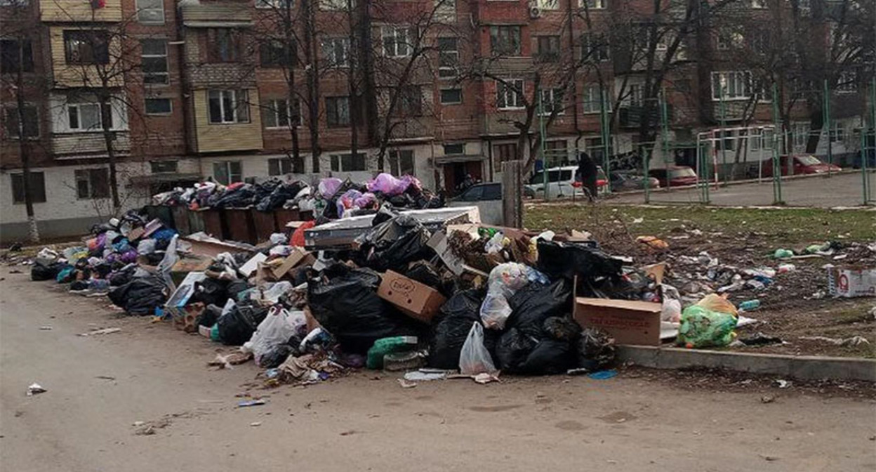 Переполненная свалка в Буйнакске. Скриншот публикации https://www.instagram.com/p/C1Uw0WrtlJ8/?g=5&img_index=2 (деятельность компании Meta (владеет Facebook, Instagram и WhatsApp) запрещена в России)