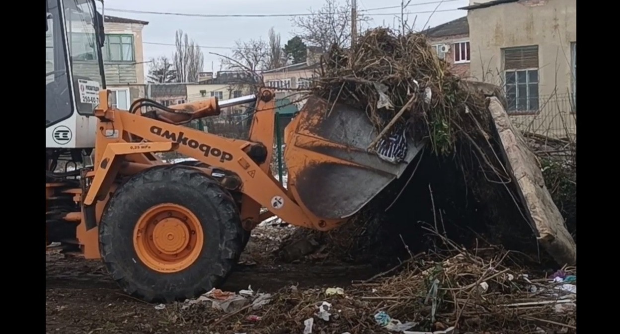 Уборка свалки мусора в Прохладном. Кадр видео из телеграм-канала ЦУР Кабардино-Балкарии https://t.me/tsur_07/2360