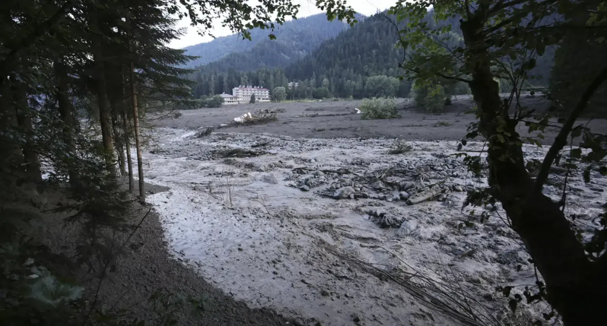 Сход оползня в Грузии. Скриншот видео https://ru.euronews.com/2023/08/05/georgia-landslide