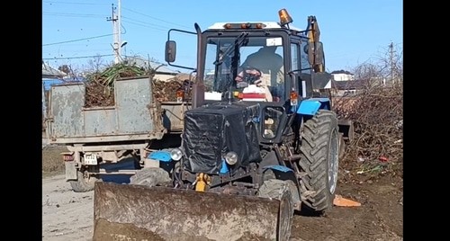 Уборка мусора в Новом переулке в Прохладном. Кадр видео ЦУР Кабардино-Балкарии https://t.me/tsur_07/2378