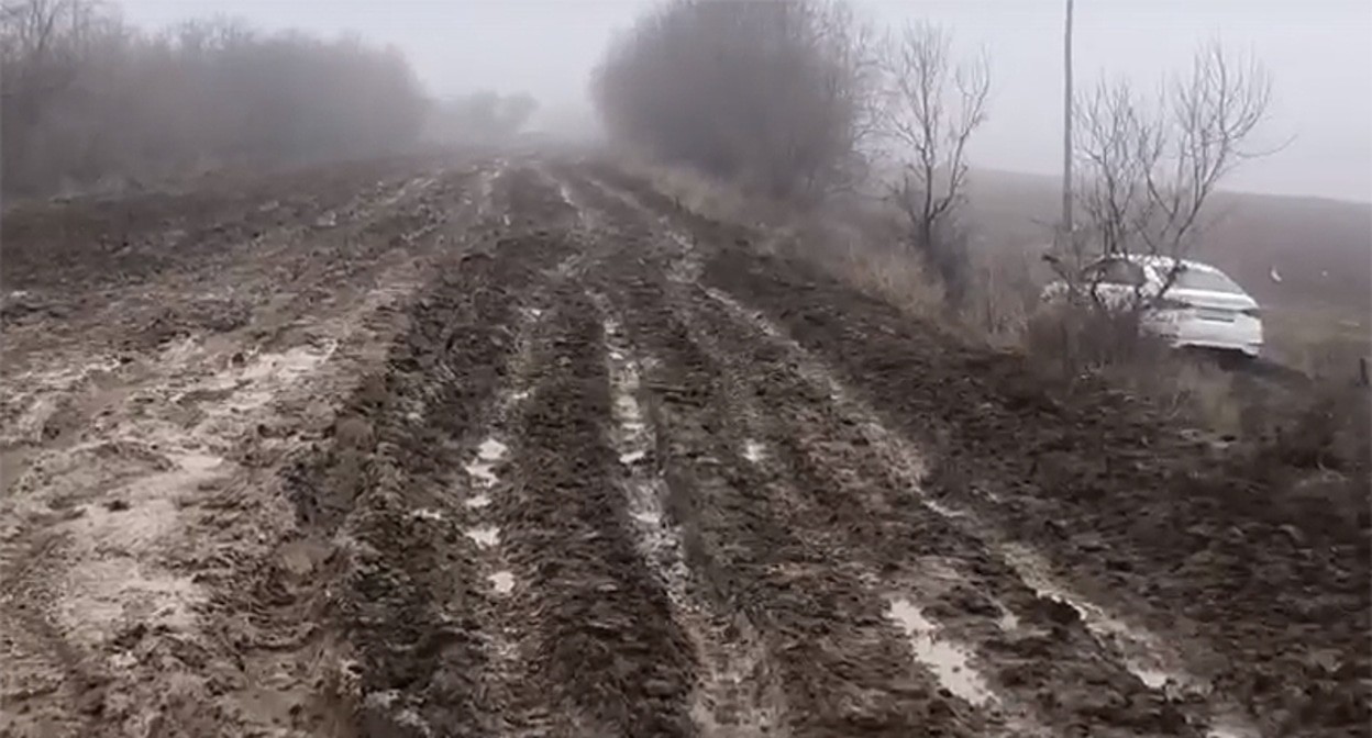 Дорога в поселок Камардан. Кадр из видео https://vk.com/wall-124380975_413063