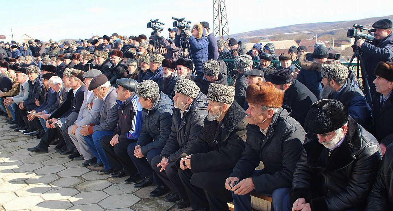 Митинг жителей Ауха, посвященный годовщине депортации. Фото: Алжана Сатиханова https://ru.wikipedia.org/