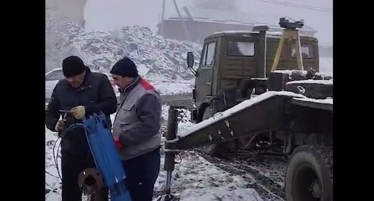 Установка водопроводного насоса в селе Исламей. Кадр видео из телеграм-канала ЦУР Кабардино-Балкарии https://t.me/tsur_07/