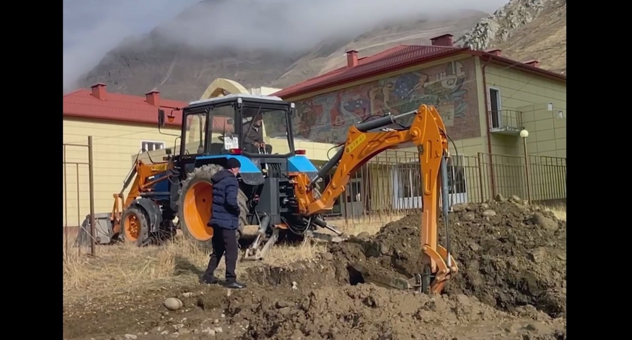 Ремонт водопровода в Тырныаузе. Кадр видео ЦУР Кабардино-Балкарии https://t.me/tsur_07/2415