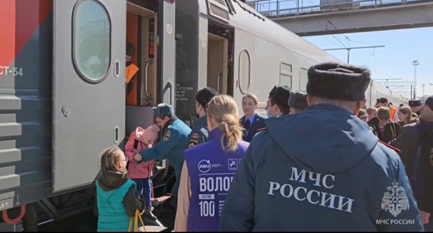 Встреча жителей Белгородской области в Кабардино-Балкарии. Скриншот видео Телеграм-канала МЧС от 28 марта 2024 г. https://t.me/mchskbr/3877?single