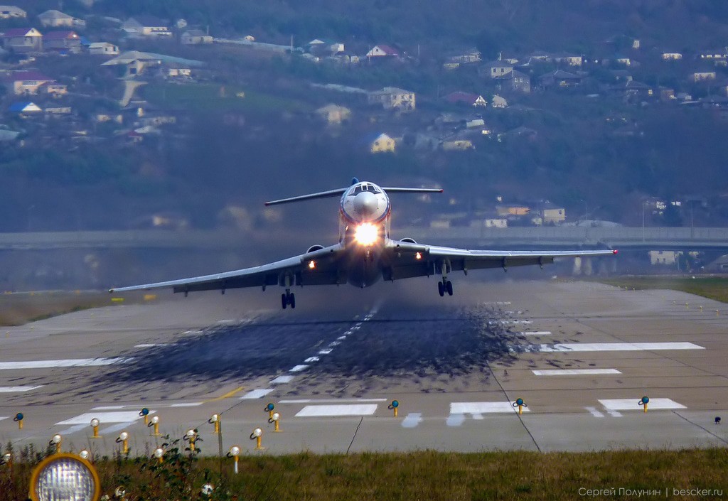 Аэропорт Сочи. Фото https://www.bescker.ru/category/1115/aeroport-sochi-v-adlere/