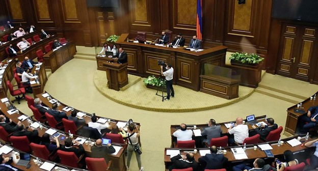 Заседание парламента. Фото: report.az https://report.az/ru/v-regione/v-parlamente-armenii-rassmotryat-vozmozhnost-provedeniya-vneocherednogo-zasedaniya-po-voprosu-ob-otstavke-pravitelstva/