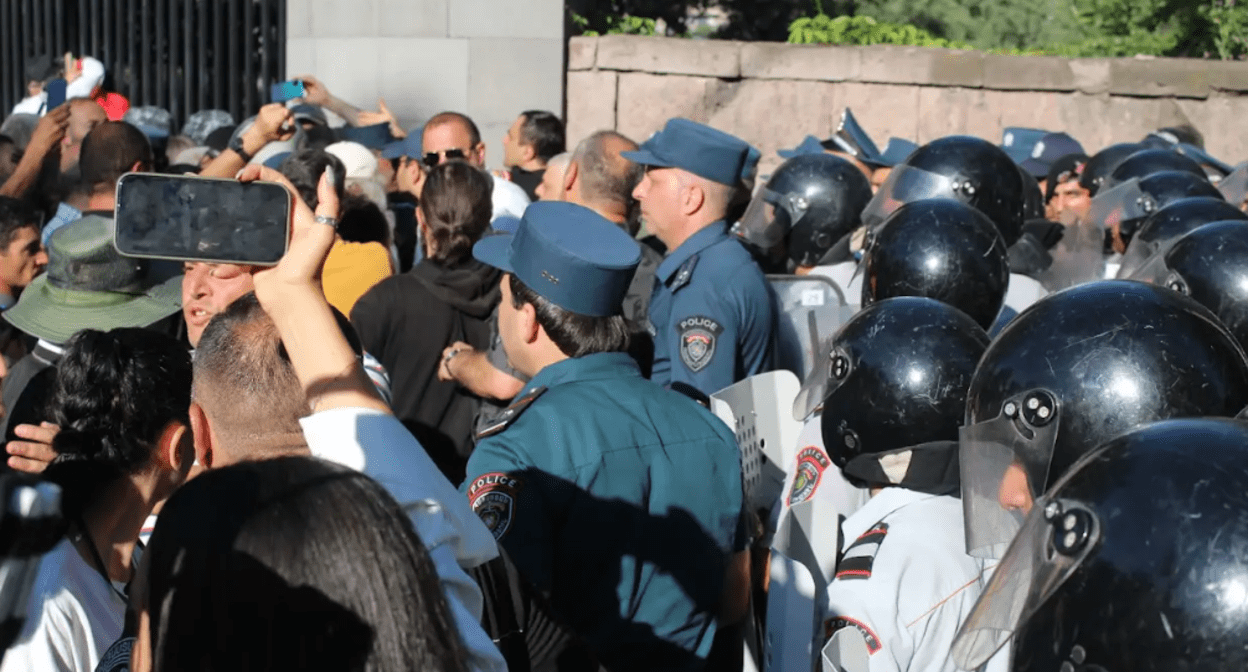 Столкновения у парламента Армении. Фото Тиграна Петросяна от 12.06.24 для "Кавказского узла".