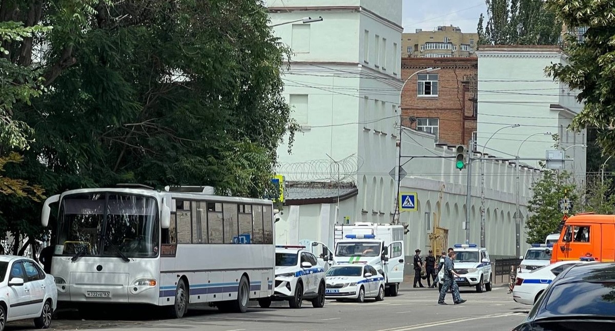 Силовики около здания СИЗО-1. Ростов-на-Дону, 16 июня 2024 года. Фото из телеграм-канала "Город Ростов-Папа" https://t.me/gorodrostovpapa1/1821