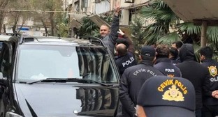 Сотрудники полиции задерживают Ульви Гасанли. Ноябрь 2023 г. Фото: Гульзар Мамедли https://oc-media.org