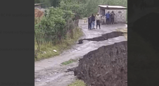 Обрушение грунта в Рутульском районе. Стоп-кадр видео из Telegram-канала rutulskiy_rayon05 от 28.07.24, https://t.me/rutulskiy_rayon05R/18283