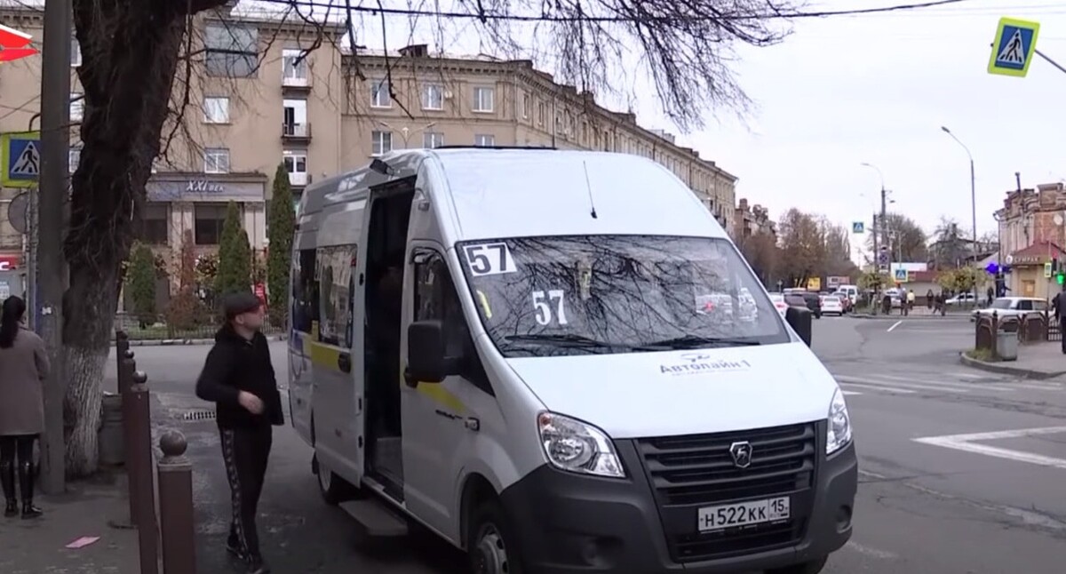 Маршрутка во Владикавказе. Кадр видео "Цена за проезд в маршрутных такси Владикавказа не повысится" https://www.youtube.com/watch?v=xLGcOqoj-6o&t=2s