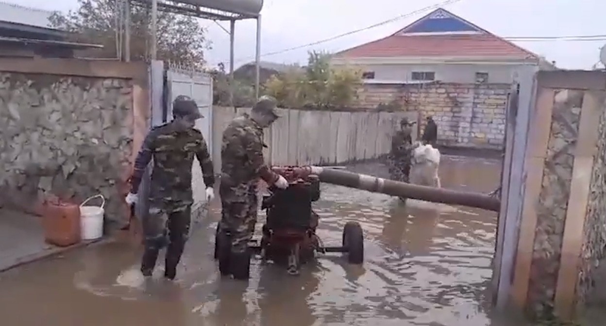 Сотрудники МЧС в зоне затопления в Гаджигабульском районе. Кадр видео МЧС Азербайджана https://fhn.gov.az/az/melumatlar/fhn-metbuat-xidmetinin-melumati-video-d0187674