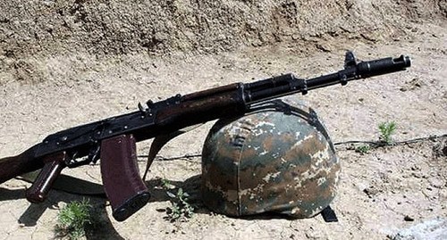 Оружие и каска. Фото: https://armeniatoday.news/armed-forces-ru/716166/