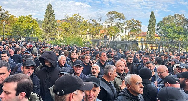 Участники акции протеста возле парламента Абхазии. 15 ноября 2024 г. Скриншот видео https://t.me/respublicaabh/9772