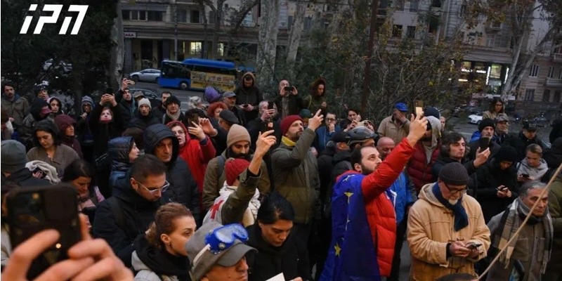 Участники акции протеста в Тбилиси. 30 ноября 2024 года. Фото: "ИнтерпрессНьюс" https://www.interpressnews.ge/ru/article/164819-obshchestvennyi-lzhets-izoblichi-rezhim-s-takimi-lozungami-prokhodit-aktsiiu-protesta-u-zdaniia-obshchestvennogo-veshchatelia-gruzii