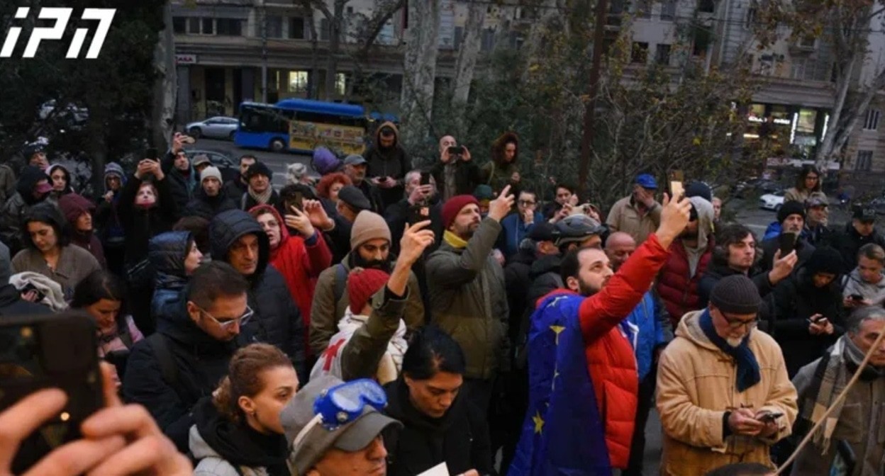 Участники акции протеста в Тбилиси. 30 ноября 2024 года. Фото: "ИнтерпрессНьюс" https://www.interpressnews.ge/ru/article/164819-obshchestvennyi-lzhets-izoblichi-rezhim-s-takimi-lozungami-prokhodit-aktsiiu-protesta-u-zdaniia-obshchestvennogo-veshchatelia-gruzii