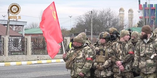 Боец держит советский флаг перед отправкой из Чечни в зону боевых действий на Украине. Кадр видео из телеграм-канала Рамзана Кадырова https://t.me/RKadyrov_95/5266