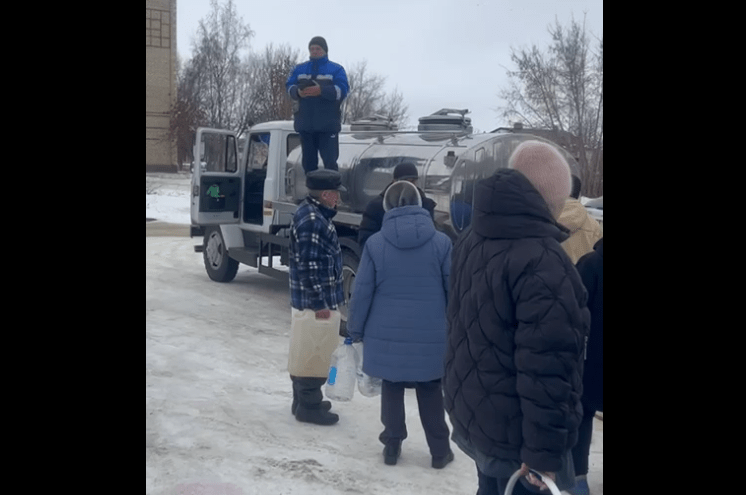 Очередь в Котово за водой. Стоп-кадр видео из Telegram-канала "Котовский разворот" от 31.12.24, https://t.me/kotovorazvorot/2401.