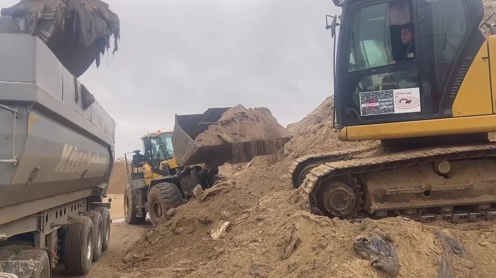 Вывоз песка с мазутом с площадки в Воскресенском. Скриншот видео https://krasnodar-news.net/society/2025/01/23/482840.html