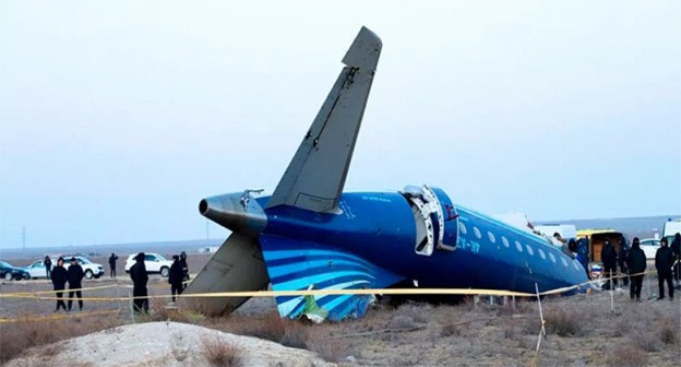 Крушение самолета Azerbaijan Airlines. 25 декабря 2025 г. Фото: https://www.vesti.az/politika/euronews-pricinoi-kruseniya-samoleta-azal-v-aktau-stala-rossiiskaya-zenitnaya-raketa-533521