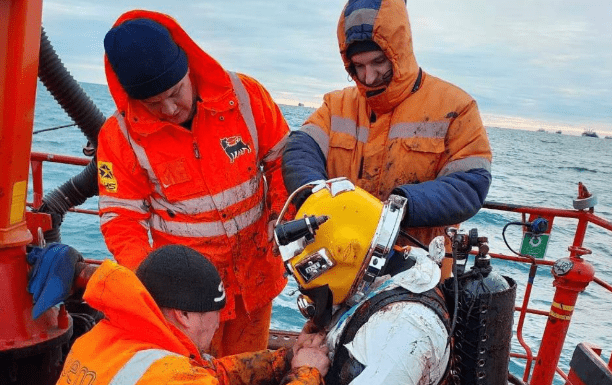 Водолаз после погружения близ Анапы. Скриншот фото Минтранса России от 28.01.25, https://t.me/Mintrans_Russia/4971