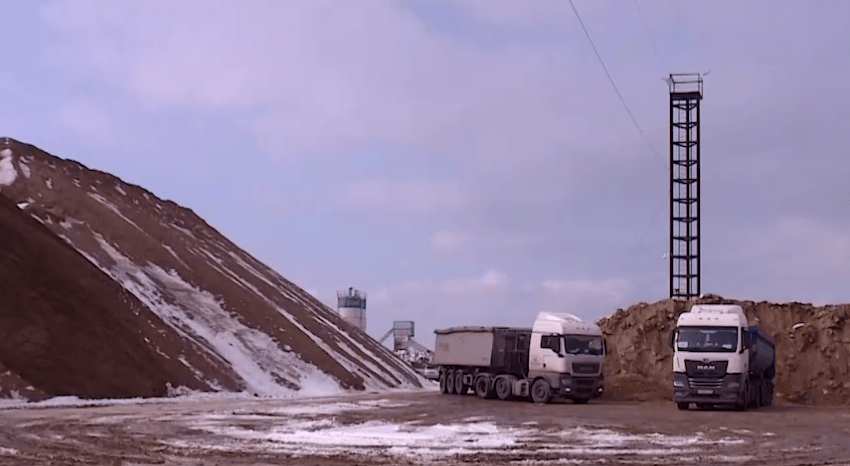 Вывезена первая гора песка с мазутом из Воскресенского. Стоп-кадр видео оперштаба Краснодарского края от 01.03.25, https://t.me/opershtab23/12343