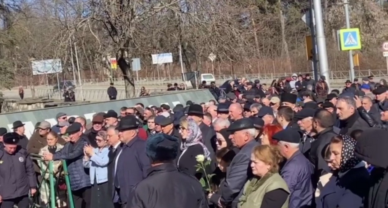 Митинг памяти жертв депортации. Нальчик, 8 марта 2025 года. Кадр видео ГТРК "Кабардино-Балкария" https://t.me/vestikbr/14675